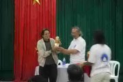 VS Nguyễn Ngọc Nội tặng ông Thế Trường tượng Sư tổ Nguyễn Tế Công và Tôn sư Trần Thúc Tiển